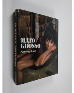 Kirjailijan Anthony Smith käytetty kirja Mato Grosso, koskematon maa : raportti Englannin Royal societyn ja Royal geographical societyn tutkimusretkikunnan oleskelusta Mato Grossossa Keski-Brasiliassa 1967-69