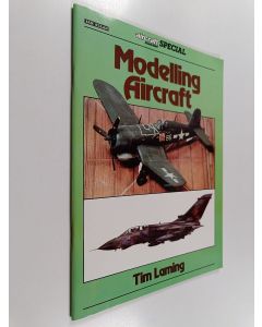 Kirjailijan Tim Laming käytetty teos Modelling Aircraft