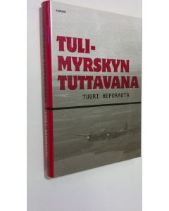 Kirjailijan Tuuri Heporauta käytetty kirja Tulimyrskyn tuttavana : lentomestari Otso Rantalan muisteluja