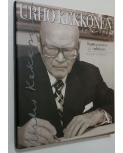 Kirjailijan Paavo Kähkölä käytetty kirja Urho Kekkonen 1900-1986 : kansanmies ja ruhtinas