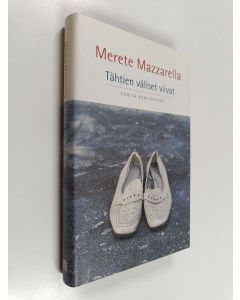 Kirjailijan Merete Mazzarella käytetty kirja Tähtien väliset viivat : esseitä identiteetistä