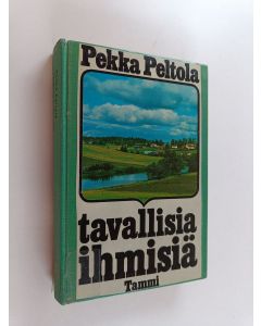 Kirjailijan Pekka Peltola käytetty kirja Tavallisia ihmisiä : raportti suomaisesta kirkonkylästä