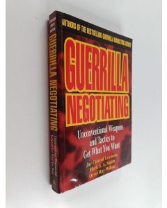 Kirjailijan Jay Conrad Levinson käytetty kirja Guerrilla negotiating : unconventional weapons and tactics to get what you want