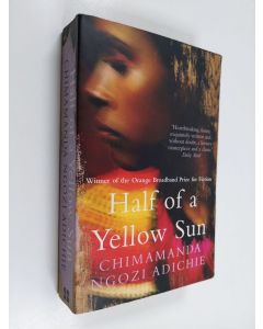 Kirjailijan Chimamanda Ngozi Adichie käytetty kirja Half of a Yellow Sun