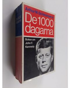Kirjailijan Arthur Meier Schlesinger käytetty kirja De 1000 dagarna : boken om John F. Kennedy