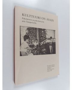 Kirjailijan Marja Nylund-Oja käytetty kirja Kulttuuri on avain : pakolaistyön ja pakolaisten arki Tampereella