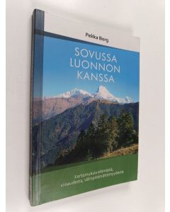 Kirjailijan Pekka Borg käytetty kirja Sovussa luonnon kanssa : kertomuksia elämästä, viisaudesta, välinpitämättömyydestä