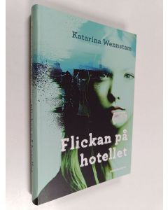 Kirjailijan Katarina Wennstam käytetty kirja Flickan på hotellet : ett fall för Alex Skarp