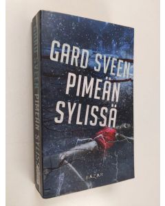 Kirjailijan Gard Sveen käytetty kirja Pimeän sylissä