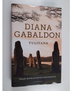 Kirjailijan Diana Gabaldon käytetty kirja Tulivana : neljä Matkantekijä -kertomusta (ERINOMAINEN)