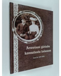 Kirjailijan Outi Salovaara käytetty kirja Arwoisan yleisön kannatusta toiwoen : Suni Oy 1905-2005