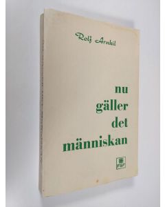 Kirjailijan Rolf Arnkil käytetty kirja Nu gäller det människan : brevväxling med Pentti Eskola, Elis Gulin, Matti Luoma, Martti Paloheimo, Topi Tarkka och Osmo Tiililä