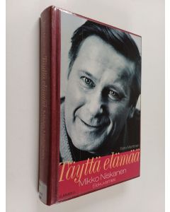 Kirjailijan Eero Marttinen käytetty kirja Täyttä elämää : Mikko Niskanen, elokuvamies