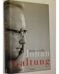 Kirjailijan Johan Galtung käytetty kirja Rauhan tiellä