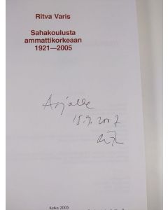 Kirjailijan Ritva Varis käytetty kirja Sahakoulusta ammattikorkeaan 1921-2005 : puualan koulutuksen historiikki (signeerattu)