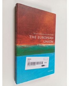 Kirjailijan John Pinder & Simon McDougall Usherwood käytetty kirja The European Union - A Very Short Introduction