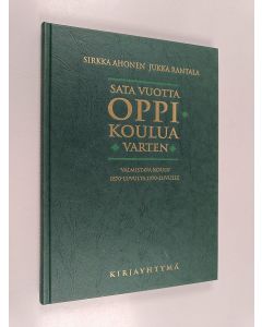 Kirjailijan Sirkka Ahonen käytetty kirja Sata vuotta oppikoulua varten : valmistava koulu 1870-luvulta 1970-luvulle