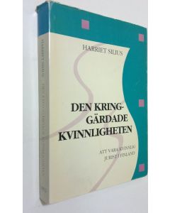 Kirjailijan Harriet Silius käytetty kirja Den kringgärdade kvinnligheten : att vara kvinnlig jurist i Finland