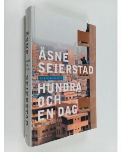 Kirjailijan Åsne Seierstad käytetty kirja Hundra och en dag - En reportageresa
