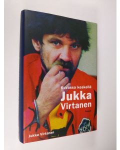 Kirjailijan Jukka Virtanen käytetty kirja Kuvassa keskellä Jukka Virtanen