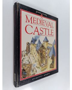 Kirjailijan Fiona Macdonald käytetty kirja Medieval castle