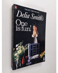 Kirjailijan Delia Smith käytetty kirja Delia Smith's One is Fun!