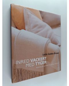Kirjailijan Leslie Geddes-Brown käytetty kirja Inred vackert med tyger praktiska råd och idéer för ett personligt hem