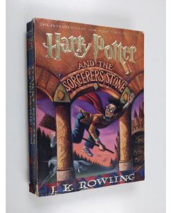 Kirjailijan J. K. Rowling käytetty kirja Harry Potter and the sorcerer's stone