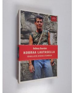 Kirjailijan Anthony Bourdain käytetty kirja Kobraa lautasella : täydellistä ateriaa etsimässä