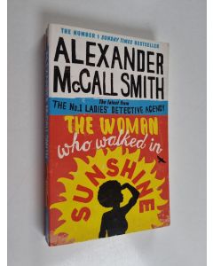 Kirjailijan Alexander McCall Smith käytetty kirja The Woman Who Walked in Sunshine