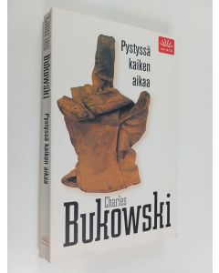 Kirjailijan Charles Bukowski käytetty kirja Pystyssä kaiken aikaa