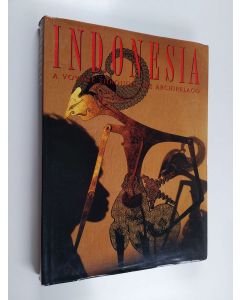 Kirjailijan Edward Behr käytetty kirja Indonesia - A Voyage Through the Archipelago by 45 of the World ̕s Leading Photographers, August the 26th to September the 4th 1989, in Commemoration of the 45th Anniversary of the Proclamation of Independence