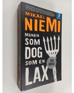 Kirjailijan Mikael Niemi käytetty kirja Mannen som dog som en lax