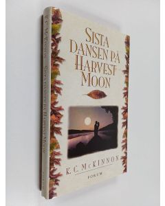 Kirjailijan K. C. McKinnon käytetty kirja Sista dansen på Harvest Moon