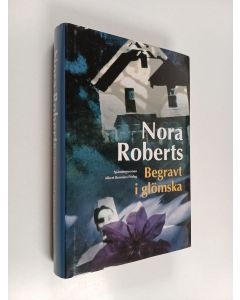 Kirjailijan Nora Roberts käytetty kirja Begravt i glömska : spänningsroman