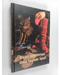 Kirjailijan Aino Praakli käytetty kirja Eesti sokikirjad ilma laande laiali = Estonian sock patterns all around the world