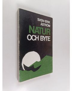 Kirjailijan Sven-Erik Åström käytetty kirja Natur och byte : ekologiska synpunkter på Finlands ekonomiska historia