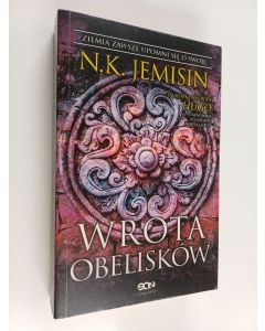 Kirjailijan N. K. Jemisin käytetty kirja Wrota obeliskow