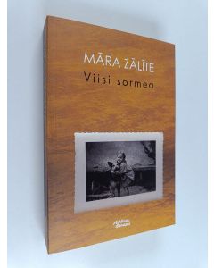 Kirjailijan Māra Zālīte käytetty kirja Viisi sormea