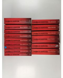 Kirjailijan Laurell K. Hamilton käytetty kirja Anita Blake, Vampire Hunter 1-15 : Guilty pleasures ; The laughing corpse ; Circus of the damned ; The lunatic cafe ; Bloody bones ; The killing dance ; Burnt offerings ; Blue moon ; Obsidian butterfly ; Narc