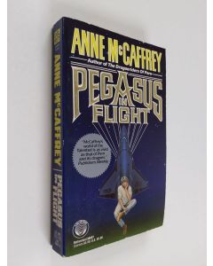 Kirjailijan Anne McCaffrey käytetty kirja Pegasus in Flight