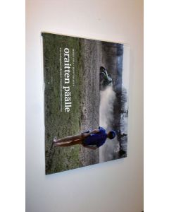 Kirjailijan Mikko Vesa uusi kirja Oraitten päälle : MTK talonpojan tukena EU-vuosien eloonjäämistaistossa