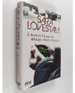 Kirjailijan Sara Lövestam käytetty kirja I havet finns så många stora fiskar