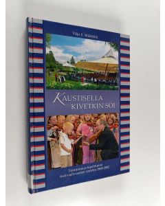 Kirjailijan Viljo S. Määttälä käytetty kirja Kaustisella kivetkin soi : toimintaa ja tapahtumia festivaalivuosien varrelta 1968-2002