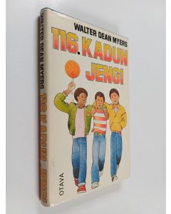 Kirjailijan Walter Dean Myers käytetty kirja 116. kadun jengi