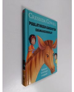 Kirjailijan Cressida Cowell käytetty kirja Puulatvasen kaksosten erämaaseikkailut : kaksoset tutustuvat kvaggaan