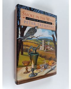 Kirjailijan Peter Tremayne käytetty kirja Smoke in the Wind : A Mystery of Ancient Ireland