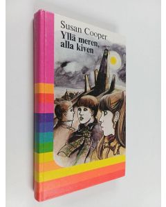 Kirjailijan Susan Cooper käytetty kirja Yllä meren, alla kiven