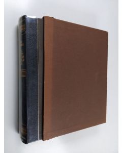 Kirjailijan Elias Lönnrot käytetty teos Juhla-Kalevala ja Akseli Gallen-Kallelan kalevalataide (kotelossa)