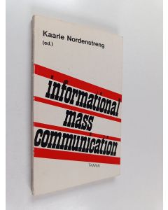 Kirjailijan Kaarle Nordenstreng käytetty kirja Informational Mass Communication - A Collection of Essays